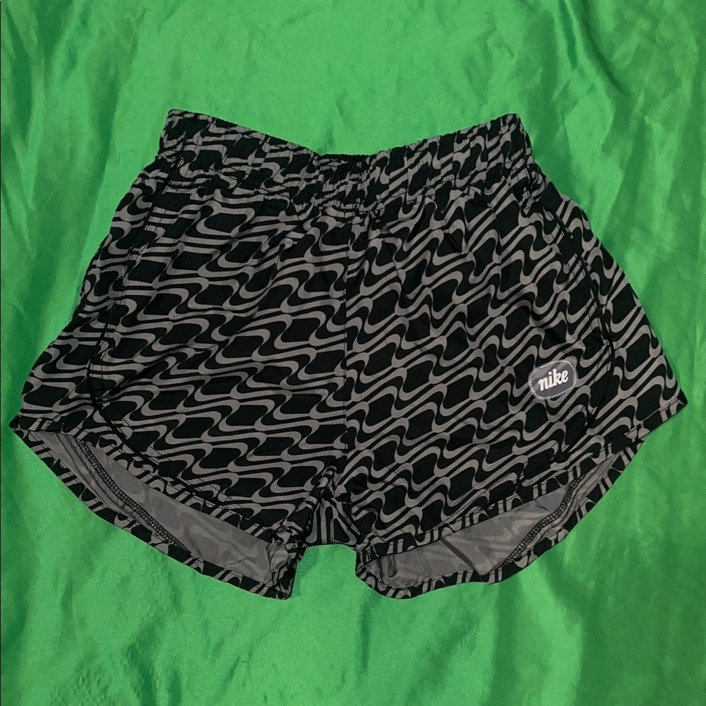 Nike Women's Black and Gray Wave Pattern Shorts size XS